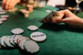 Oříznout obrázek dívky hrát poker v kasinu, dealer žeton na desku stolu
