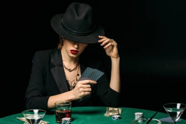 çekici kız ceket ve casino poker oynamaya şapka