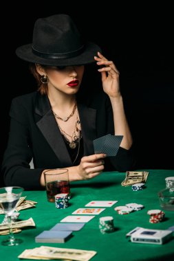 çekici kız ceket ve pokerde ve casinoda kozlar elinde şapka