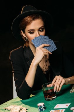çekici kız ceket ve yüz poker ile kapsayan şapka casino kartları