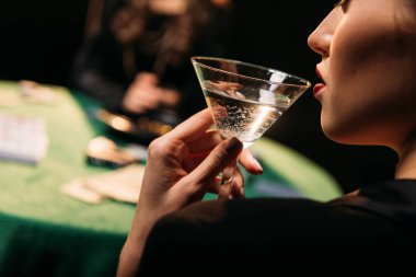 Casino masada poker oynarken kokteyl içme kız kırpılmış görüntü