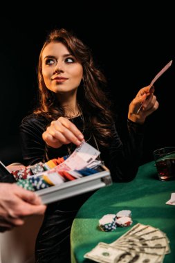 kutusundan tablo Casino Euro banknot alarak güzel neşeli kadın