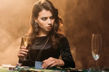 casino ve uzak arıyor poker masasında şampanya tutan tahriş çekici kız