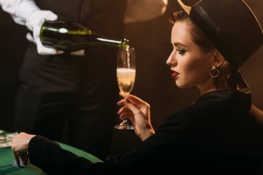şampanya cam ceketli güzel kız ve şapka Casino dökme garson yan görünüm