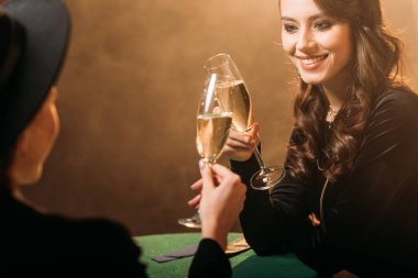 çekici kadın ile bardak şampanya casino poker masasında tungur gülümseyen
