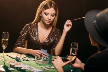 Sigara ve Casino masada poker oynamaya çekici kızlar