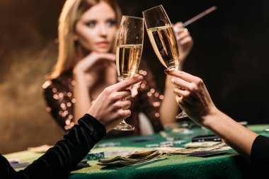 seçici odak çekici kız bardak şampanya casino poker masasında ile sorun