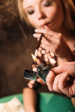 adam aydınlatma sigara casino poker masasında çekici kız için seçici odak