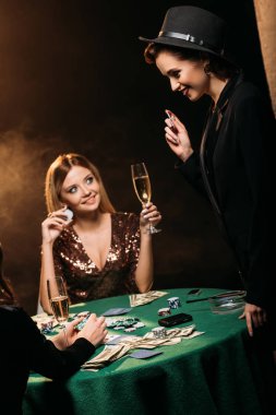 bardak şampanya casino poker masasında söz ile çekici kızlar gülümseyen