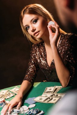 poker chip tutarak ve krupiye Casino bakarak çekici kız