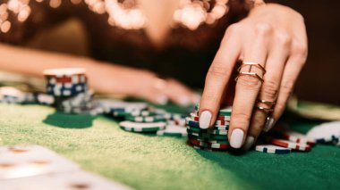 iskambil poker ve Casino masada çipleri alarak kızın kırpılmış görüntü