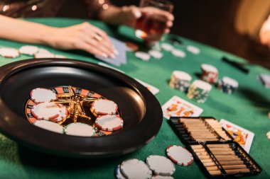 casino, rulet ve ön plan puro masada poker oynamaya kız resim kırpılmış