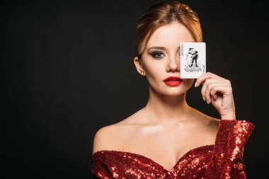 kırmızı parlak elbise kapsayan göz siyah izole joker kartı ile çekici kız