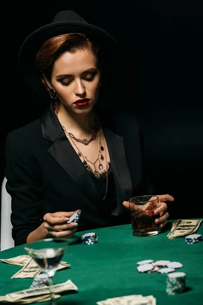 Attraente Ragazza Giacca Cappello Possesso Bicchiere Whisky Poker Chips Tavola — Foto stock gratuita