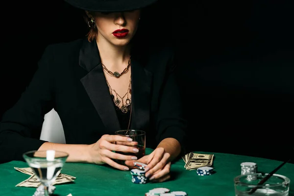 Menina Atraente Casaco Chapéu Segurando Copo Uísque Tomando Chip Poker — Fotografia de Stock