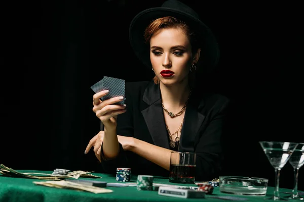 Menina Atraente Casaco Chapéu Jogando Poker Olhando Para Cartas Cassino — Fotografia de Stock