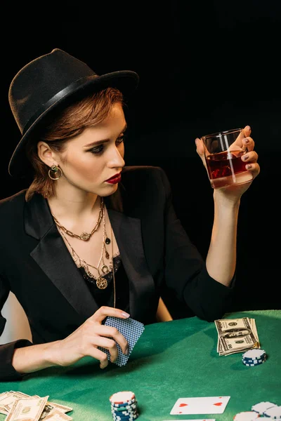 Pohled Vysokého Úhlu Atraktivní Dívky Bundě Čepici Držel Sklenici Whisky — Stock fotografie zdarma