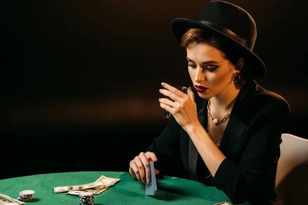 Ελκυστική Κοπέλα Σακάκι Και Καπέλο Παίζετε Πόκερ Και Κρατώντας Ποτήρι — Φωτογραφία Αρχείου