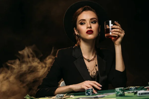 Jolie Fille Veste Chapeau Tenant Verre Whisky Table Poker Casino — Photo