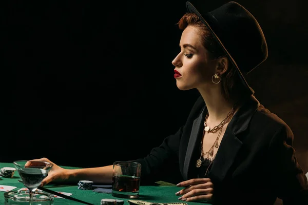 Zijaanzicht Van Aantrekkelijk Meisje Jas Hoed Zitten Aan Een Pokertafel — Stockfoto
