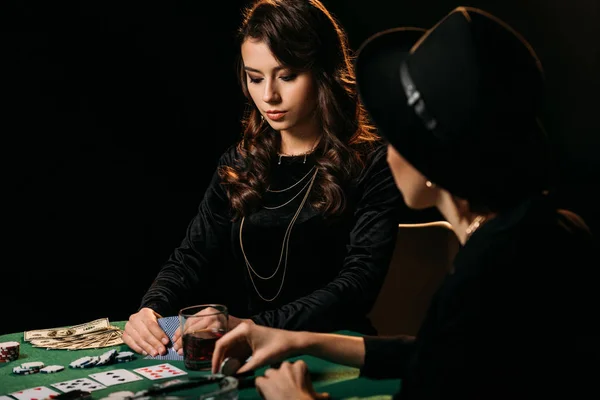 Mulheres Bonitas Roupas Pretas Jogando Poker Mesa Cassino — Fotografia de Stock