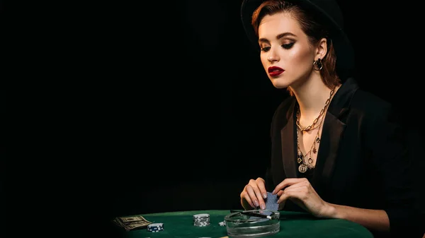 Aantrekkelijk Meisje Kijkt Neer Pokertafel Casino — Stockfoto