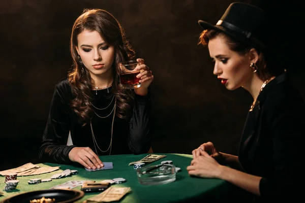 Attractive Girls Playing Poker Table Casino Woman Holding Glass Whiskey — Stock Photo, Image