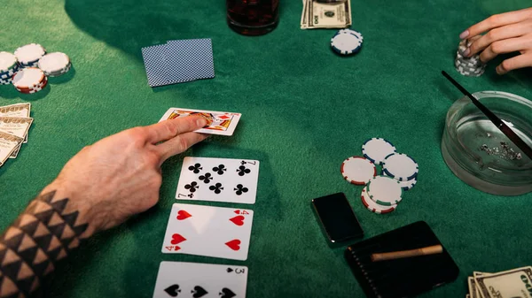 Imagem Cortada Mulher Homem Tatuado Jogando Mesa Poker Casino — Fotografia de Stock