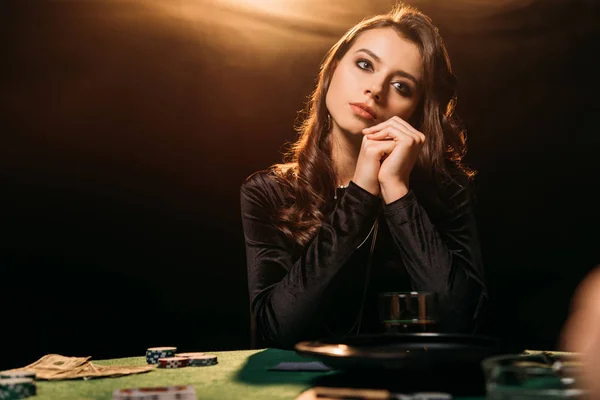 Bela Mulher Pensativa Olhando Para Mesa Poker Casino — Fotografia de Stock
