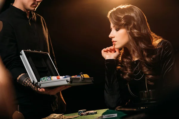 Menina Atraente Olhando Para Fichas Poker Caixa Mesa Casino — Fotografia de Stock