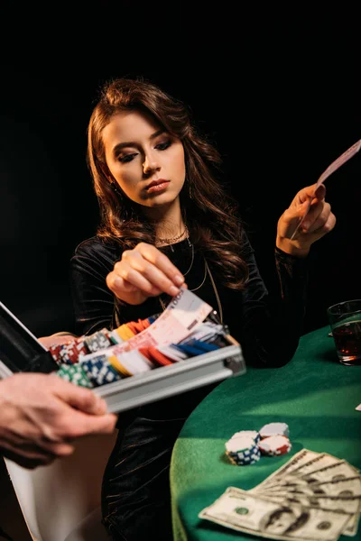 Hermosa Mujer Tomando Billetes Euros Caja Mesa Casino — Foto de Stock