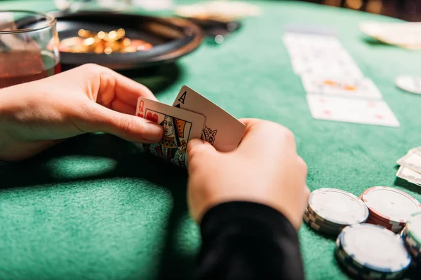 Imagem Cortada Menina Segurando Cartas Poker Mesa Cassino — Fotografia de Stock