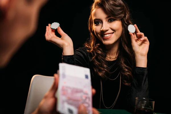 Atraktivní Usměvavá Dívka Drží Poker Žetony Při Pohledu Muže Pokerového — Stock fotografie