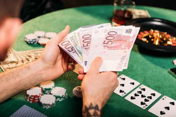 Immagine Ritagliata Uomo Tatuato Che Detiene Banconote Euro Tavolo Poker — Foto Stock