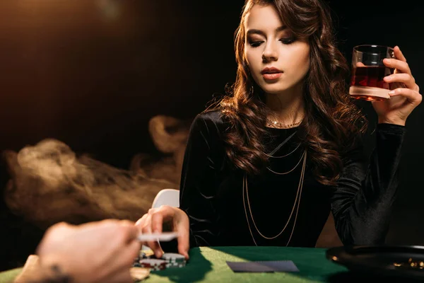 Привлекательная Девушка Держит Стакан Виски Покерным Столом Казино — стоковое фото