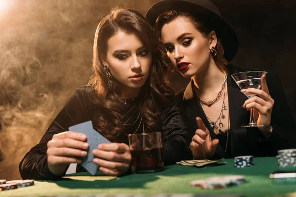 Chicas Atractivas Jugando Póquer Juntas Mesa Casino —  Fotos de Stock