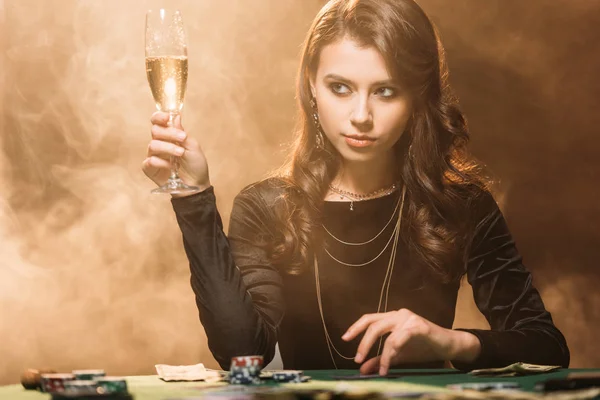 Vacker Kvinna Med Glas Champagne Vid Pokerbordet Casino Och Tittar — Stockfoto