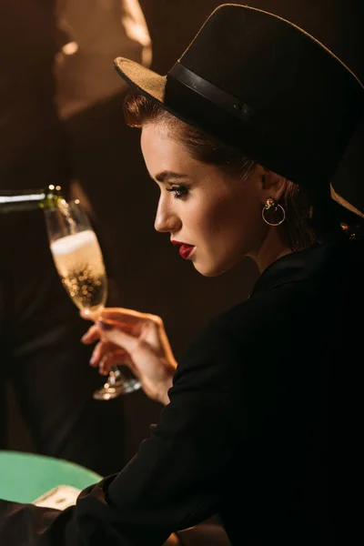 Вид Сбоку Официанта Наливающего Шампанское Бокал Привлекательной Девушки Куртке Шляпе — Бесплатное стоковое фото