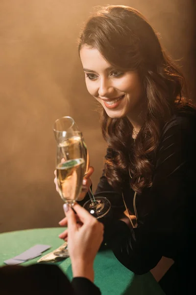 Felice Attraente Ragazze Clinking Con Bicchieri Champagne Tavolo Poker Nel — Foto Stock