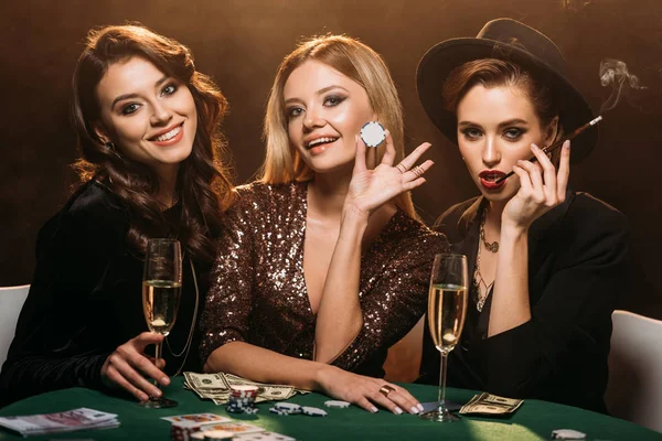 Sonrientes Chicas Atractivas Sentadas Mesa Casino Mirando Cámara — Foto de Stock