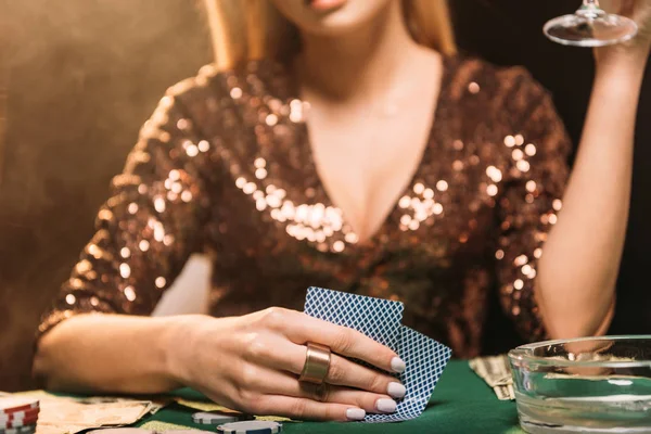 Imagem Recortada Menina Segurando Cartas Vidro Pôquer Mesa Cassino — Fotografia de Stock