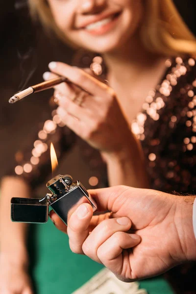 카지노에서 테이블에서 여자를 담배의 이미지를 — 무료 스톡 포토