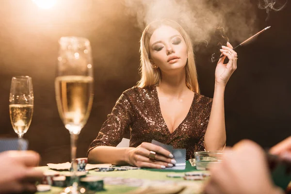 Επιλεκτική Εστίαση Του Ελκυστική Κοπέλα Κάπνισμα Τσιγάρου Στο Τραπέζι Του — Φωτογραφία Αρχείου