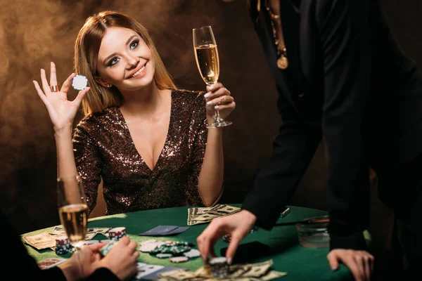 Красивая Улыбающаяся Женщина Бокалом Шампанского Фишкой Покера Столом Казино — стоковое фото