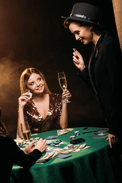 Leende Attraktiva Flickor Med Glas Champagne Talar Vid Pokerbordet Casino — Stockfoto