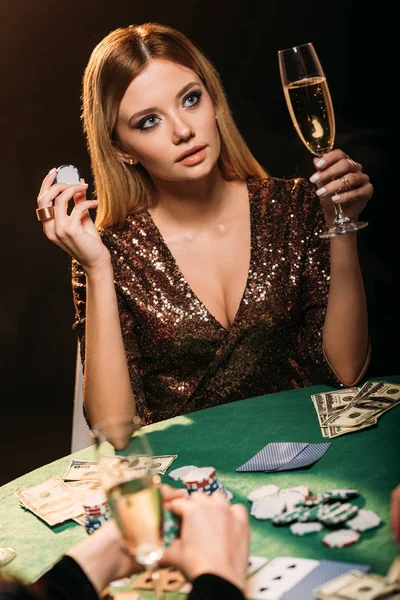 Ελκυστική Κοπέλα Εκμετάλλευση Ποτήρι Σαμπάνια Και Πόκερ Τσιπ Στο Τραπέζι — Φωτογραφία Αρχείου