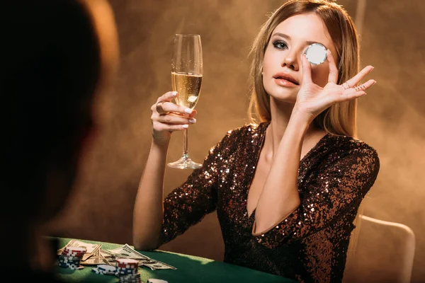 Menina Atraente Segurando Copo Champanhe Olho Cobertura Com Chip Poker — Fotografia de Stock