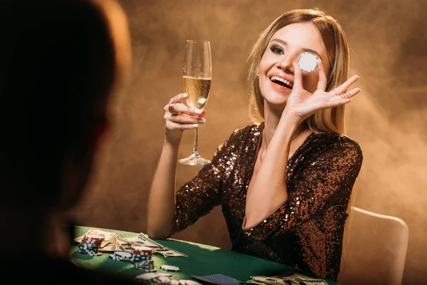 Menina Atraente Feliz Segurando Copo Champanhe Olho Cobertura Com Chip — Fotografia de Stock