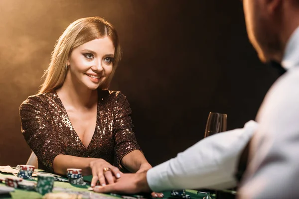 Menina Atraente Feliz Tomando Fichas Poker Olhando Para Croupier Casino — Fotografia de Stock