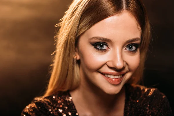 Retrato Menina Atraente Sorridente Com Maquiagem Vestido Festa Espumante Olhando — Fotografia de Stock